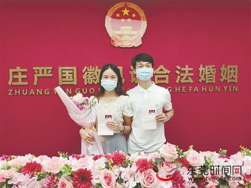男子为520第一个领证排一夜队，浪漫求婚见证爱情的力量